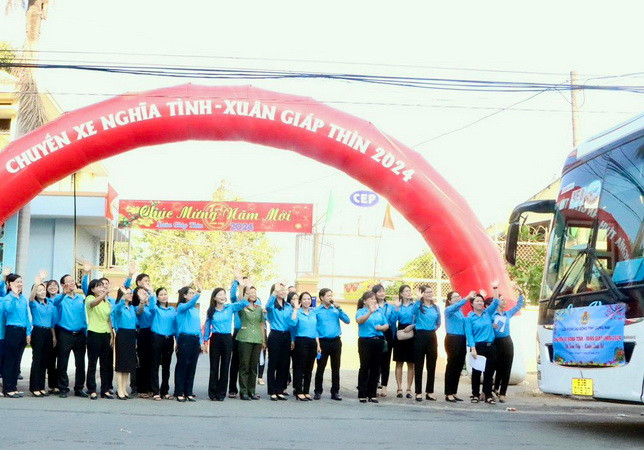 Lãnh đạo Liên đoàn Lao động tỉnh Đồng Nai và các sở, ngành tiễn công nhân về quê đón Tết trên các chuyến xe miễn phí.