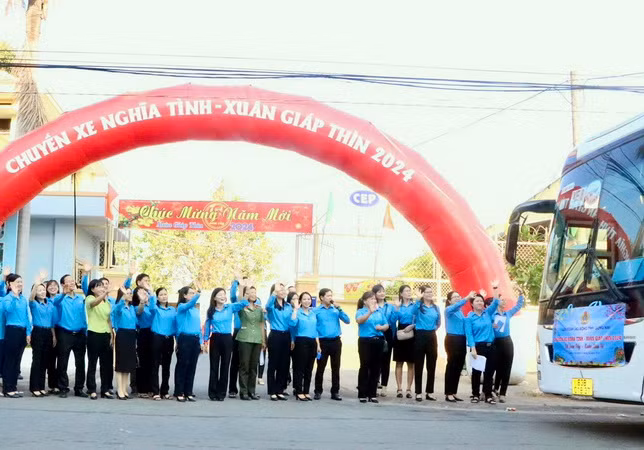 Lãnh đạo Liên đoàn Lao động tỉnh Đồng Nai và các sở, ngành tiễn công nhân về quê đón Tết trên các chuyến xe miễn phí.