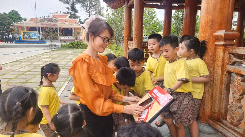 Tại Di tích Đền thờ Nguyễn Hữu Cảnh, ngay sau khi lắp đặt thiết bị bảng gắn chip NFC đã thu hút nhiều người đến tham quan ở đây trải nghiệm.