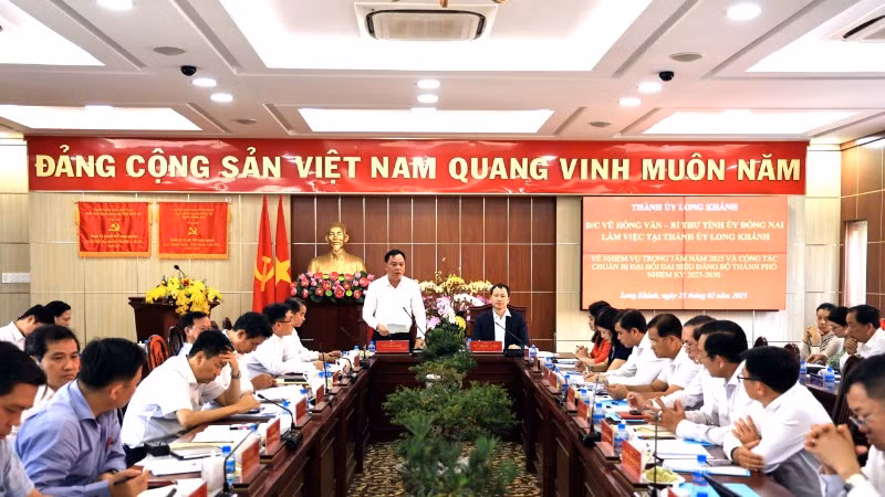 Chủ tịch Ủy ban nhân dân tỉnh Đồng Nai Võ Tấn Đức phát biểu tại buổi làm việc.