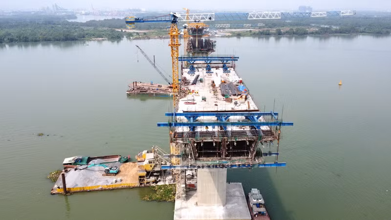 Vướng mặt bằng phía đầu cầu Đồng Nai khiến cầu Nhơn Trạch trên tuyến đường Vành đai 3 Thành phố Hồ Chí Minh bị ảnh hưởng tiến độ.