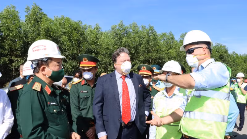 Đơn vị thi công dự án xử lý ô nhiễm dioxin khu vực sân bay Biên Hòa báo cáo tiến độ.