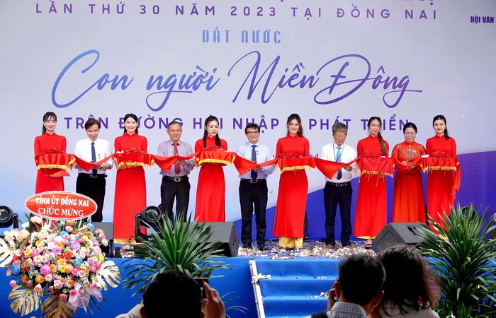 Các đại biểu cắt băng khai mạc liên hoan.
