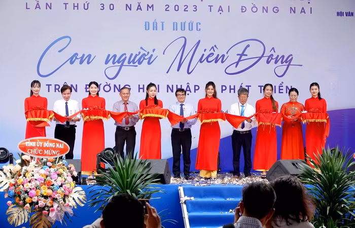 Các đại biểu cắt băng khai mạc liên hoan.