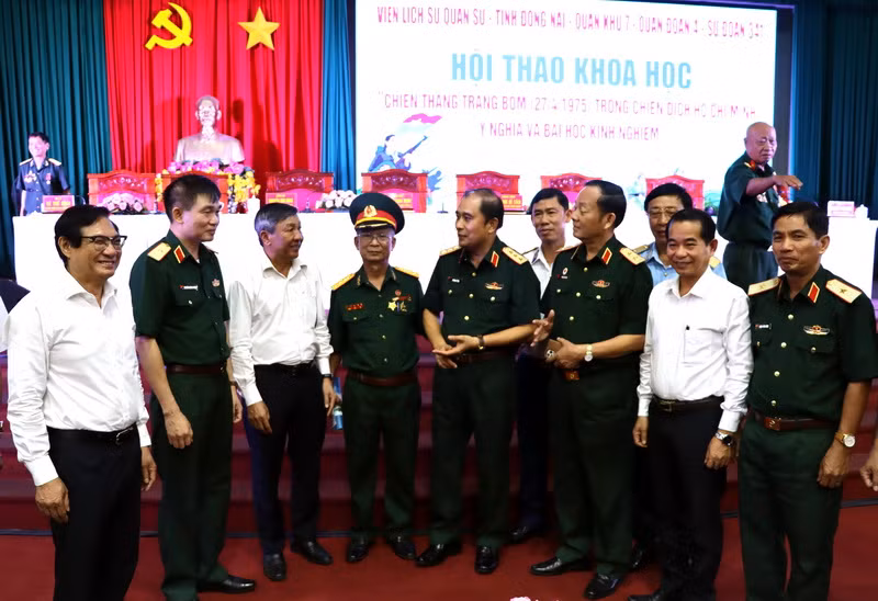 Các đại biểu, nhân chứng trao đổi bên lề hội thảo.