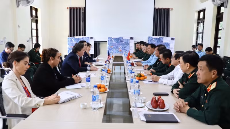 Thượng tướng Hoàng Xuân Chiến chủ trì, tiếp xã giao ngài Marc Knapper, Đại sứ Hoa Kỳ tại Việt Nam.