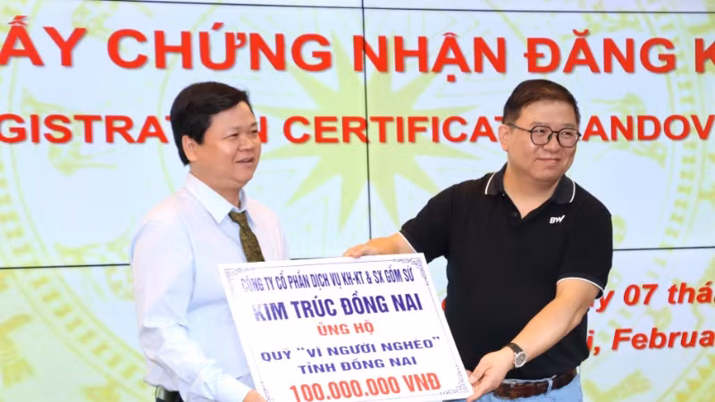 Một doanh nghiệp trao bảng biểu trưng số tiền 100 triệu đồng ủng hộ Quỹ "Vì người nghèo" tỉnh Đồng Nai.