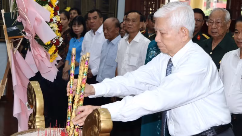 Nguyên Chủ tịch nước Nguyễn Minh Triết dâng hương tại Nhà tưởng niệm trong khuôn viên Bộ Chỉ huy Quân sự tỉnh Đồng Nai. Nguyên Chủ tịch nước Nguyễn Minh Triết dâng hương tại Nhà tưởng niệm trong khuôn viên Bộ Chỉ huy Quân sự tỉnh Đồng Nai.