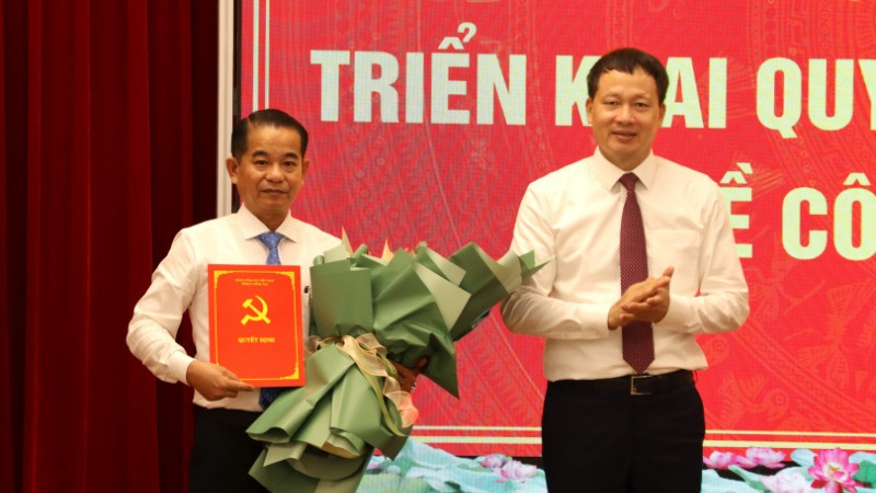 Đồng chí Vũ Hồng Văn, Bí thư Tỉnh ủy Đồng Nai trao quyết định của Ban Bí thư Trung ương Đảng chuẩn y đồng chí Thái Bảo giữ chức Phó Bí thư Tỉnh ủy.