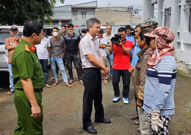 Lãnh đạo Ban An toàn giao thông tỉnh Đồng Nai thăm hỏi gia đình các nạn nhân vụ tai nạn.