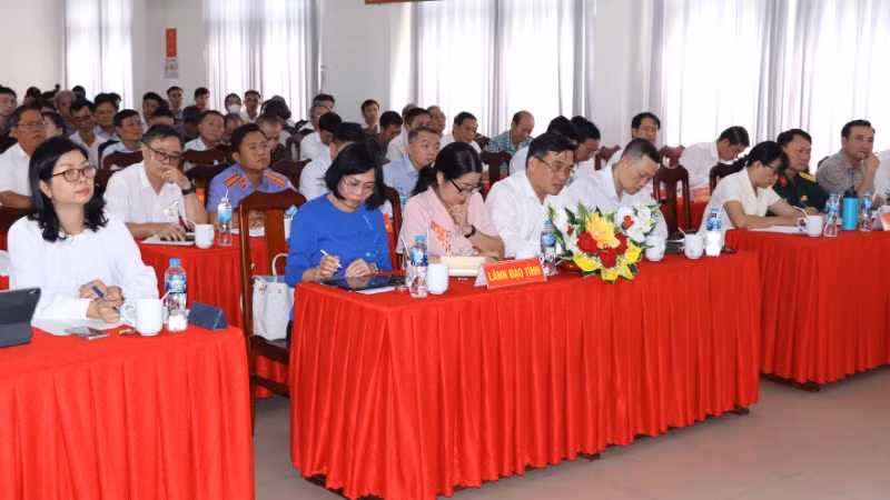 Lãnh đạo tỉnh Đồng Nai và thành phố Biên Hòa dự buổi tiếp xúc cử tri.