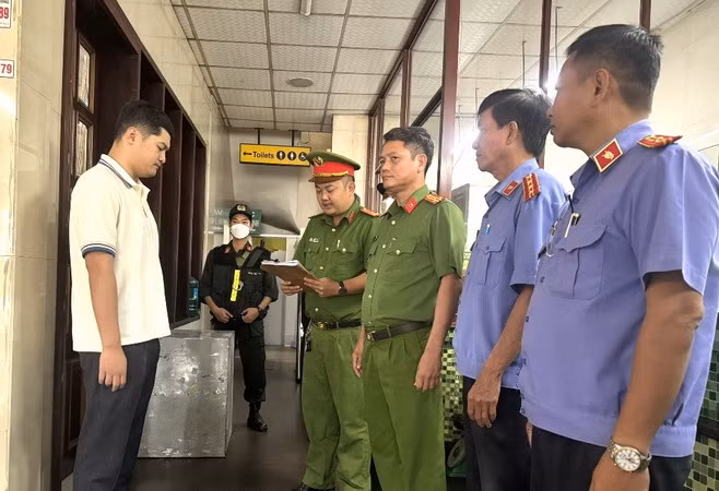 Cơ quan điều tra và Viện Kiểm sát nhân dân huyện Định Quán thi hành bắt tạm giam Lê Dương.