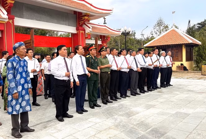 Lãnh đạo tỉnh Đồng Nai và các đại biểu dâng hương.