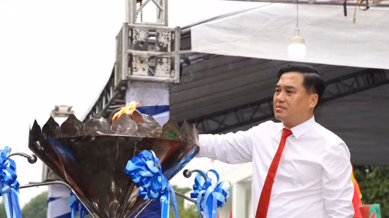 Đồng chí Hồ Văn Nam, Ủy viên Ban Thường vụ Tỉnh ủy, Bí thư Thành ủy Biên Hòa thắp ngọn đuốc truyền thống.