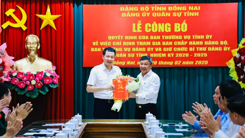 Phó Bí thư Thường trực Tỉnh ủy Đồng Nai trao quyết định và tặng hoa chúc mừng đồng chí Vũ Hồng Văn, Bí thư Tỉnh ủy, Bí thư Đảng ủy Quân sự tỉnh.