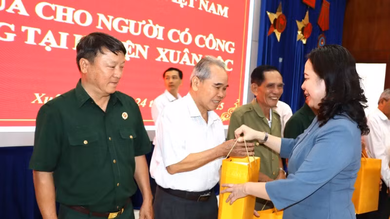 Phó Chủ tịch nước Võ Thị Ánh Xuân tặng quà cho người có công huyện Xuân Lộc, tỉnh Đồng Nai.