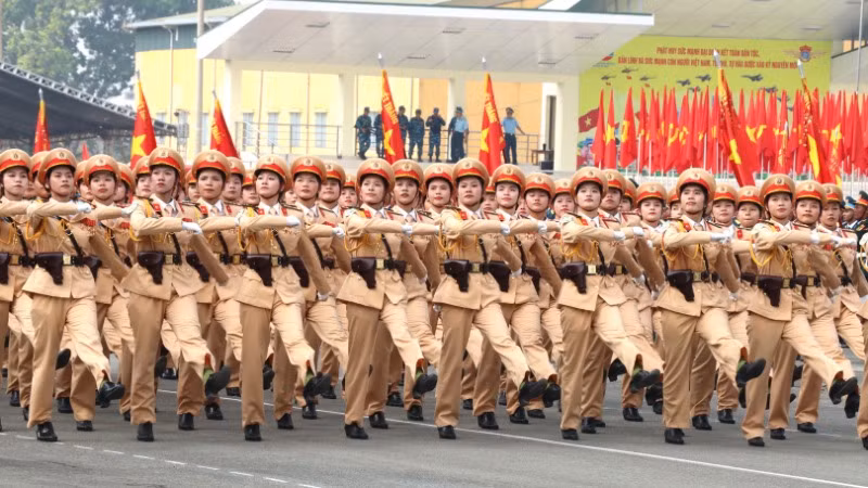 Khối nữ cảnh sát giao thông.