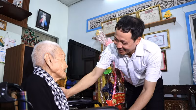 Bí thư Tỉnh ủy Đồng Nai Vũ Hồng Văn ân cần hỏi thăm sức khỏe Mẹ Việt Nam Anh hùng Nguyễn Thị Mùi.