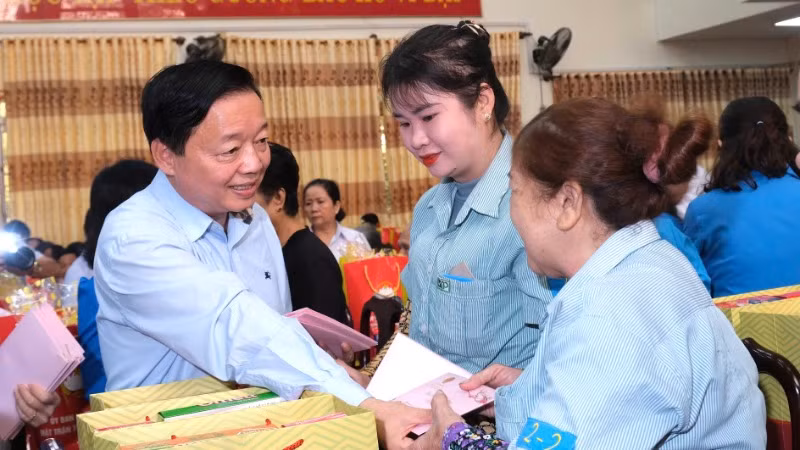 Phó Thủ tướng Trần Hồng Hà tặng quà cho công nhân tỉnh Đồng Nai.