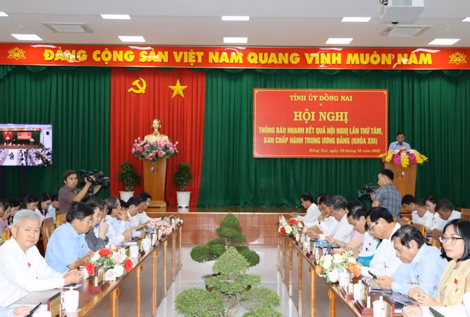 Quang cảnh hội nghị thông báo nhanh kết quả Hội nghị Trung ương 8.
