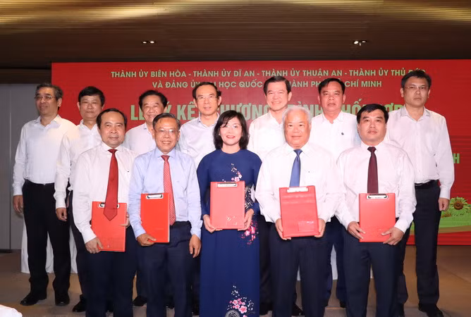 Đồng chí Nguyễn Văn Nên cùng các đại biểu tại Lễ ký kết. 