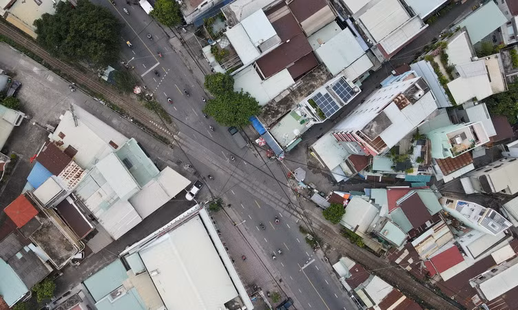 Nút giao đường sắt và đường Phạm Văn Thuận, thành phố Biên Hòa, nơi xảy ra vụ tai nạn rất nghiêm trọng tối 28/7.