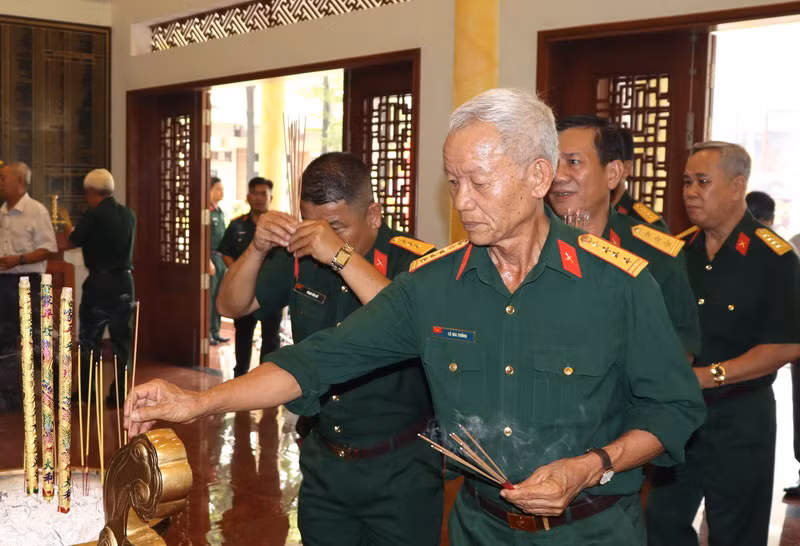 Các đại biểu thắp hương tại Nhà truyền thống thờ Chủ tịch Hồ Chí Minh và anh hùng liệt sĩ hy sinh cho quá trình đấu tranh giành độc lập của dân tộc. 