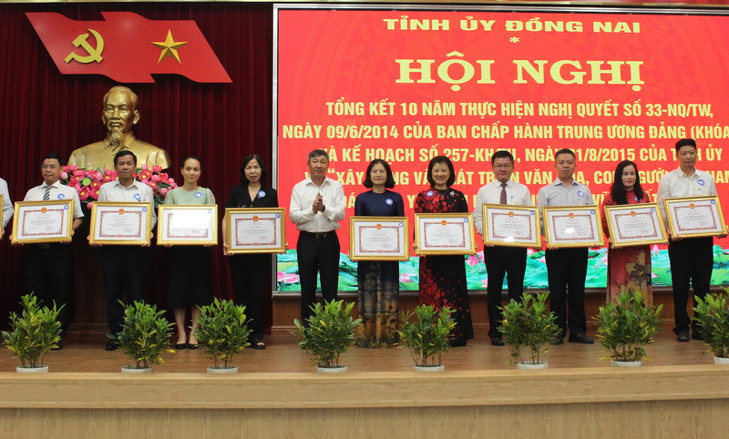 Phó Bí thư Thường trực Tỉnh ủy Đồng Nai Hồ Thanh Sơn trao khen thưởng cho các tập thể.
