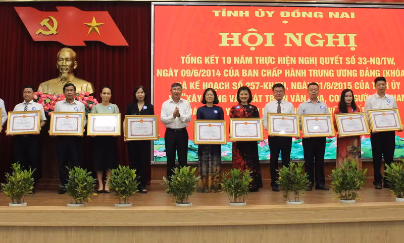 Phó Bí thư Thường trực Tỉnh ủy Đồng Nai Hồ Thanh Sơn trao khen thưởng cho các tập thể.