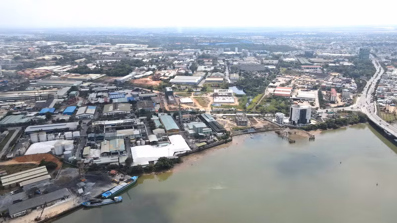Khu công nghiệp Biên Hòa 1 nhìn từ sông Đồng Nai.