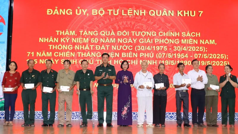 Trung tướng Nguyễn Trường Thắng, Tư lệnh Quân khu 7 và Phó Chủ tịch Ủy ban nhân dân tỉnh Đồng Nai Nguyễn Thị Hoàng với các gia đình chính sách.