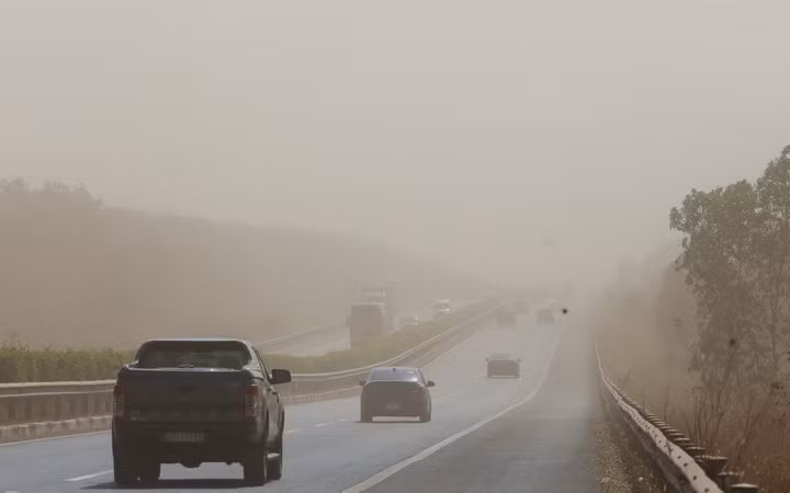 Bụi đỏ phát tán ra đường cao tốc gây mất an toàn giao thông cho các phương tiện lưu thông.