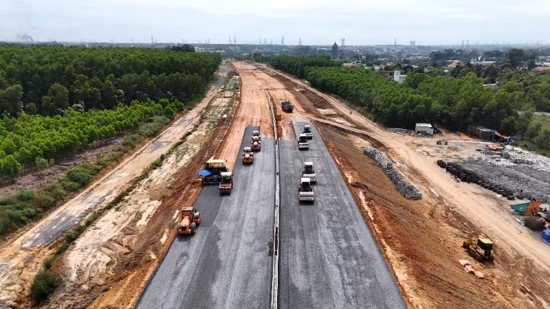 Thi công tại Dự án đường cao tốc Biên Hòa-Vũng Tàu, đoạn qua địa bàn huyện Long Thành, tỉnh Đồng Nai.