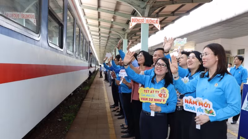 Các đại biểu tham dự chương trình tiễn công nhân về quê đón Tết trên "Chuyến tàu Công đoàn - Xuân 2025".