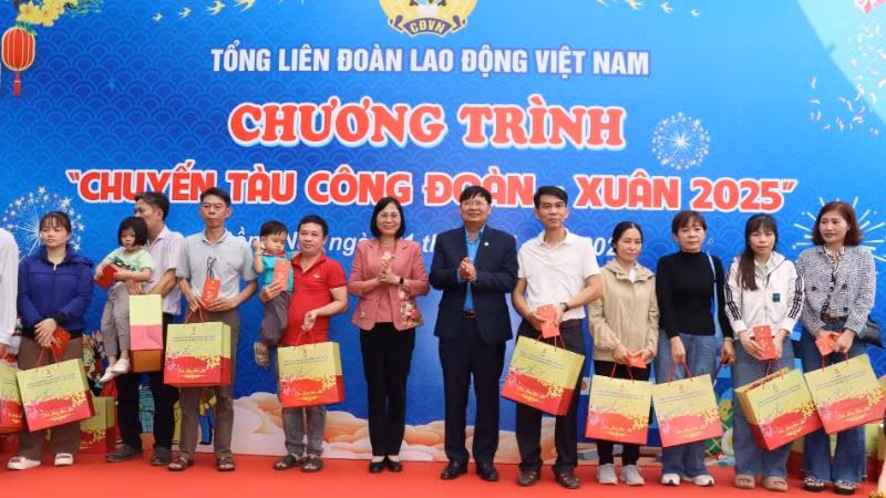 Lãnh đạo Tổng Liên đoàn Lao động Việt Nam Phan Văn Anh và Ủy ban nhân dân tỉnh Đồng Nai tặng quà cho công nhân tham gia chương trình "Chuyến tàu Công đoàn - Xuân 2025".