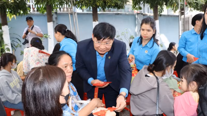 Phó Chủ tịch Tổng Liên đoàn Lao động Việt Nam Phan Văn Anh lì xì cho công nhân trước khi tàu khởi hành.
