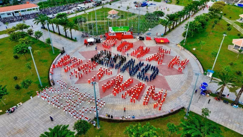 Hơn 1.000 người tham gia đồng diễn xếp hình nghệ thuật chào mừng 80 năm Ngày thành lập Quân đội nhân dân Việt Nam.
