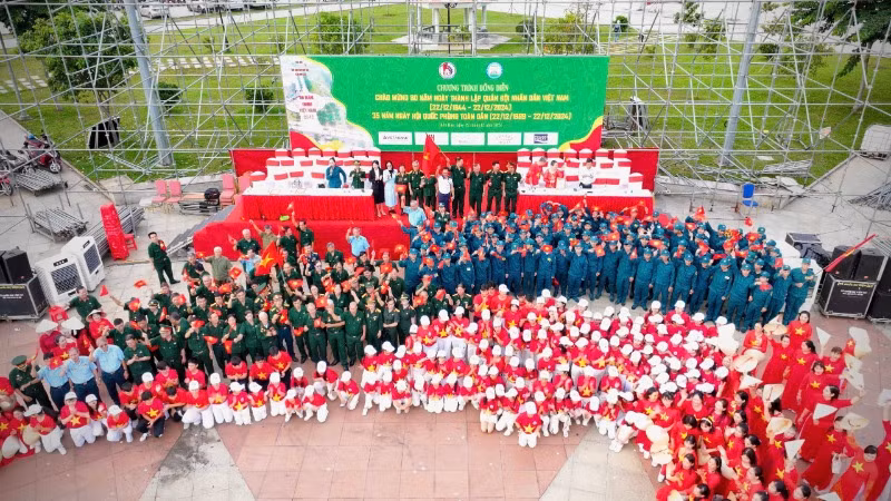 Các cựu chiến binh, dân quân tự vệ và hội viên Liên đoàn thể dục tỉnh Đồng Nai tham gia sự kiện tại Công viên Dương Tử Giang.