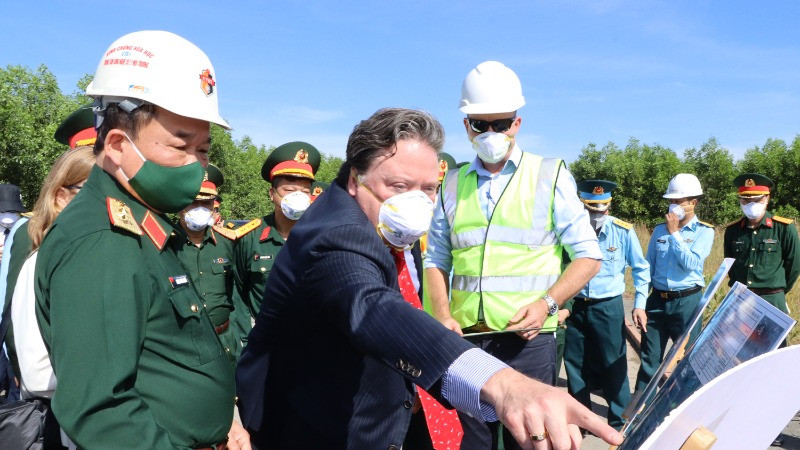 Thứ trưởng Quốc phòng Hoàng Xuân Chiến và Đại sứ Marc Knapper kiểm tra tiến độ dự án xử lý ô nhiễm dioxin khu vực sân bay Biên Hòa giai đoạn 1.