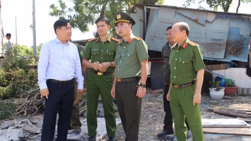 Lãnh đạo thành phố Biên Hòa và Công an tỉnh Đồng Nai kiểm tra khu vực cưỡng chế thu hồi đất thực hiện dự án đường cao tốc Biên Hòa - Vũng Tàu đoạn qua địa bàn phường Phước Tân.