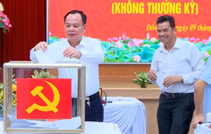 Đồng chí Võ Tấn Đức (người bỏ phiếu) được bầu giữ chức Phó Bí thư Tỉnh ủy Đồng Nai.