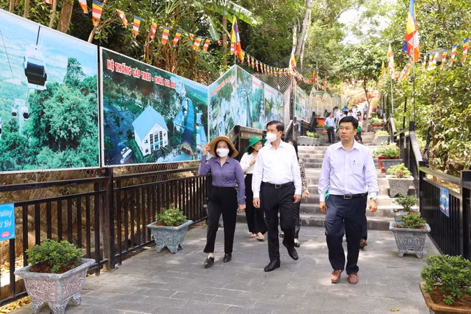 Bí thư Tỉnh ủy Đồng Nai Nguyễn Hồng Lĩnh khảo sát Khu du lịch núi Chứa Chan, huyện Xuân Lộc năm 2021.