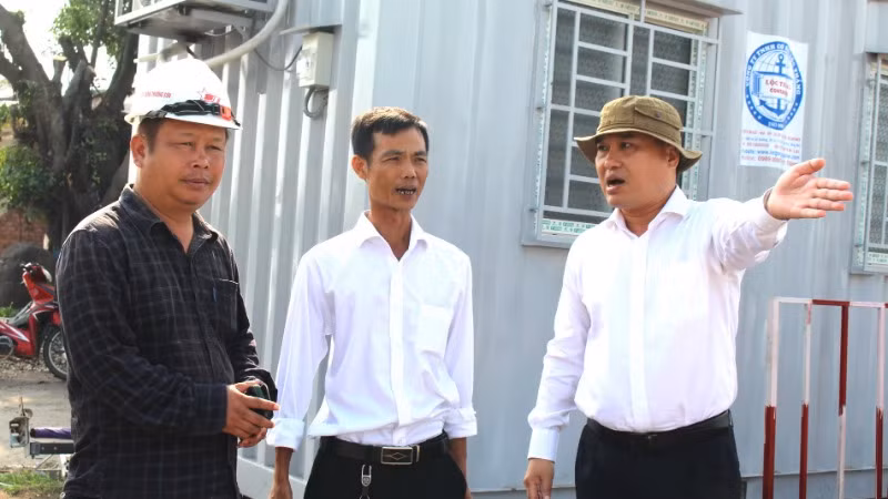 Bí thư Thành ủy Biên Hòa Hồ Văn Nam (bên phải) chỉ đạo công tác giải phóng mặt bằng dự án trọng điểm quốc gia cao tốc Biên Hòa-Vũng Tàu tại phường Phước Tân.