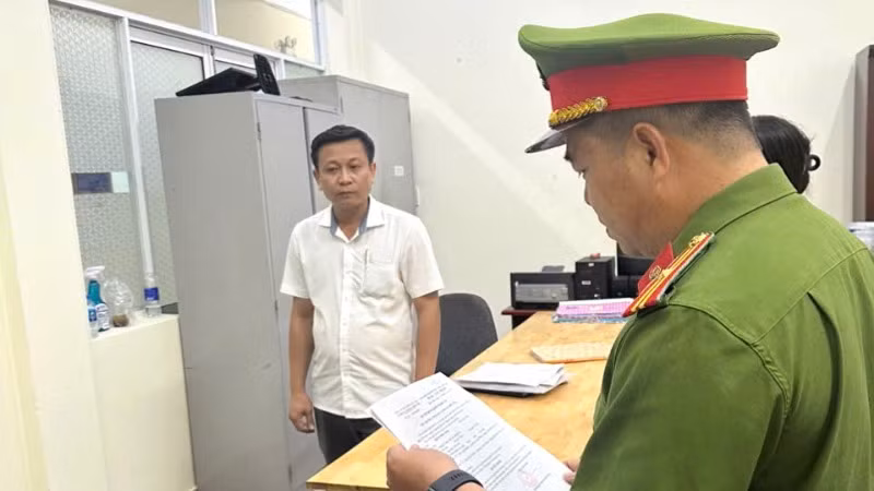 Cơ quan Cảnh sát điều tra, Công an thành phố Biên Hòa thi hành lệnh bắt Nguyễn Hiếu Cường.