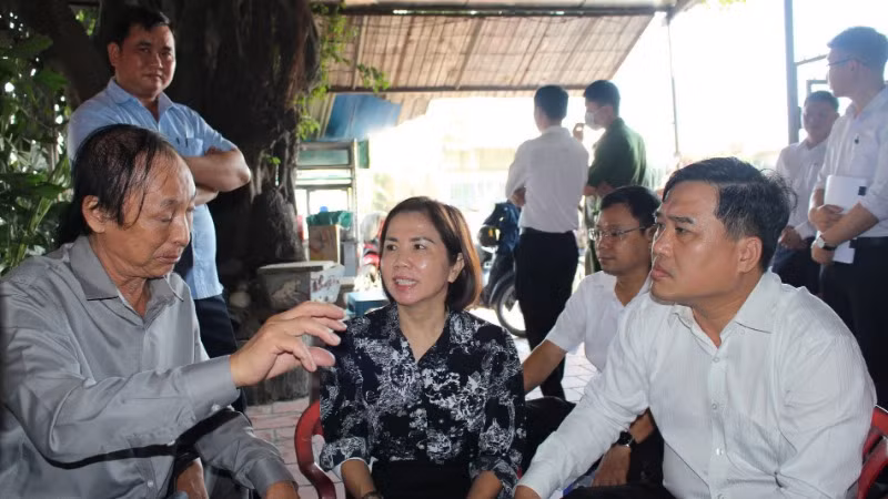 Đồng chí Hồ Văn Nam, Ủy viên Ban Thường vụ Tỉnh ủy Đồng Nai, Bí thư Thành ủy Biên Hòa và các thành viên đoàn công tác lắng nghe người dân trong vùng dự án nêu ý kiến.