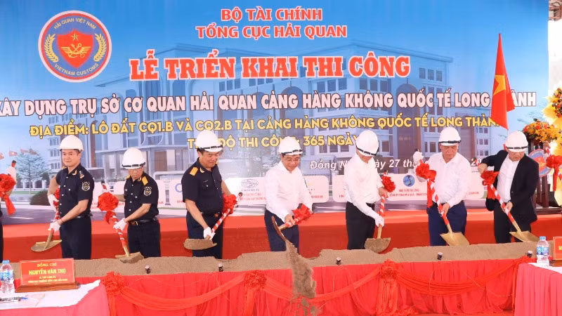 Các đại biểu thực hiện nghi thức khởi công dự án Trụ sở cơ quan Hải quan sân bay Long Thành.