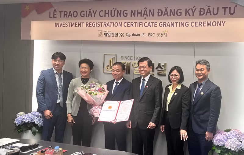 Lãnh đạo tỉnh Đồng Nai trao giấy chứng nhận đầu tư cho đại diện lãnh đạo Tập đoàn Jeil E&C.