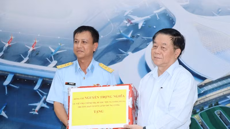 Đồng chí Trưởng Ban Tuyên giáo Trung ương Nguyễn Trọng Nghĩa tặng quà động viên đơn vị thi công sân bay Long Thành.