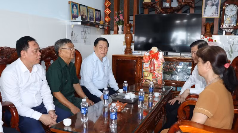 Đồng chí Nguyễn Trọng Nghĩa thăm hỏi người dân ở khu tái định cư Lộc An-Bình Sơn.