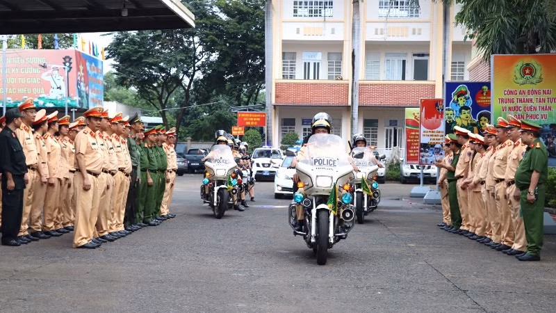 Lực lượng Công an tỉnh Đồng Nai ra quân thực hiện cao điểm bảo đảm trật tự an toàn giao thông dịp cuối năm. (Ảnh THIÊN VƯƠNG)